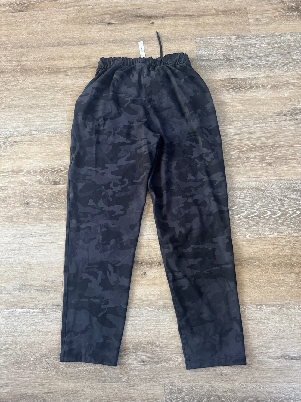 Lululemon Women Black Camo Jogger Pants - size 6